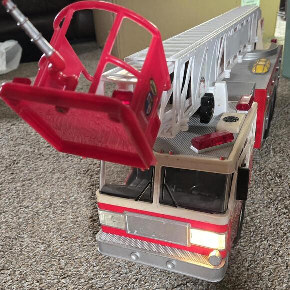 32" Super Sized Tonka Fire Rescue Truck #328 2011 Hasbro **FOR PARTS ONLY** - Picture 1 of 14